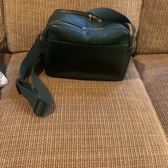 Louis Vuitton Taiga Reporter, messenger-bag, in the color green - Picture 1 of 16